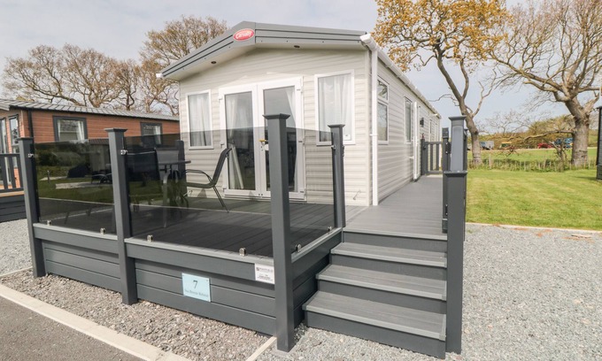 Bridlington Cottage | Pet-Friendly Lodge 7 at Seabreeze Retreat in Bridlington