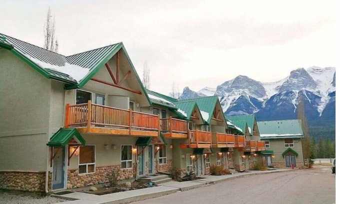 Harvie Heights House | Guest Rated 10/10: Lodge at Banff Gateway Awaits You