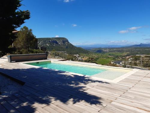 Vingrau House | Scenic Lodge with Breathtaking Ocean Views and Pool