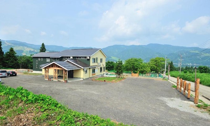 Maiko Cabin | Pet-Friendly Lodge B&W with Breakfast and Hot Tub Access