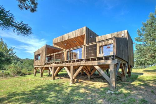 Saint-Felix-de-Reillac-et-Mortemart House | Relax at Lodge Bruyère with Inviting Hot Tub & Pool