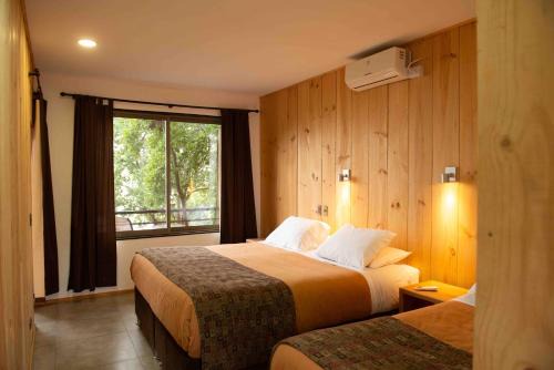 Bajos de Lircay Cabin | Inviting Lodge Colbún with Oceanfront Pool and Breakfast