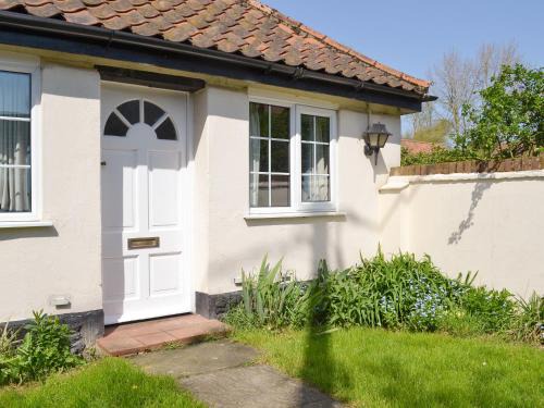 East Dereham House | Pet-Friendly Lodge Cottage with Pool Access and Comfort