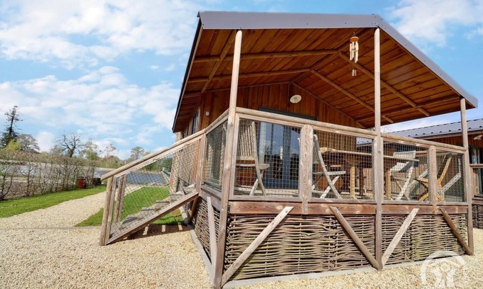 Mezieres-sur-Couesnon House | Relax at Lodge de L'etang - Family-Friendly Getaway