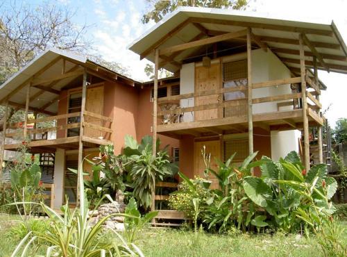 Esterillos Oeste Cabin | Pet-Friendly Lodge El Barco with Pool & Kitchen Amenities