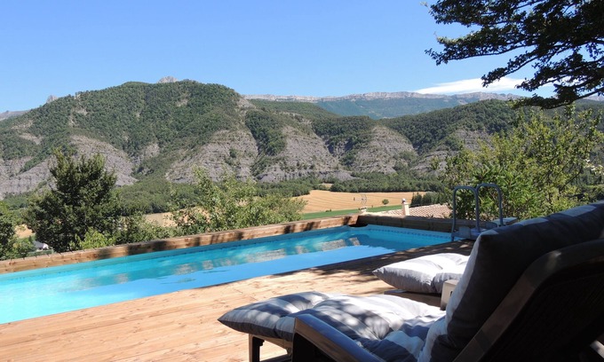 Marcoux Cottage | Cozy Lodge Hôte Antique: Family-Friendly with Pool & Kitchen