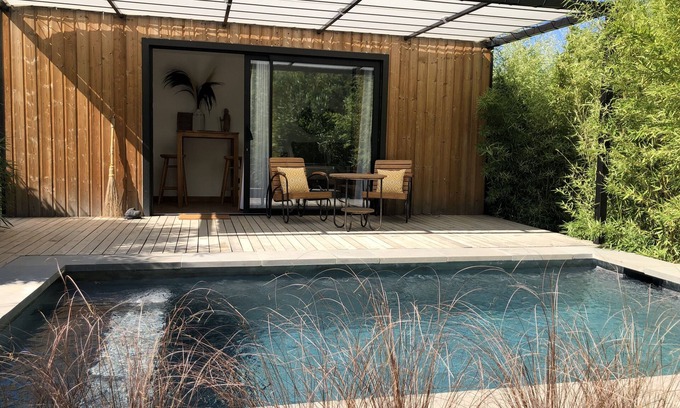 Graveson Cabin | Discover Lodge Kembali: Private Pool & Family-Friendly Fun