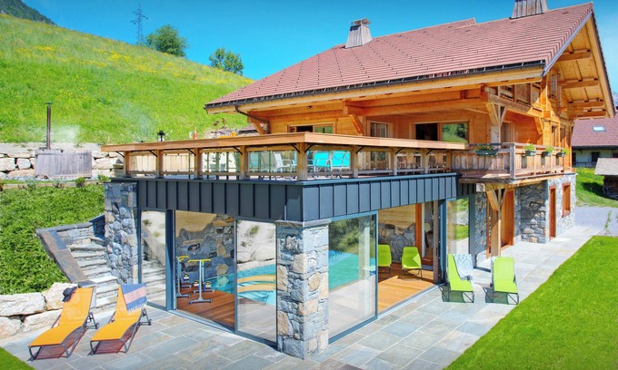 Les Clefs Ski Chalet | Experience Lodge La Source: Top-Rated Alpine Retreat