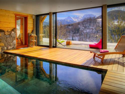 Les Clefs Ski Chalet | Luxury Lodge La Source - Pet Friendly with Private Pool
