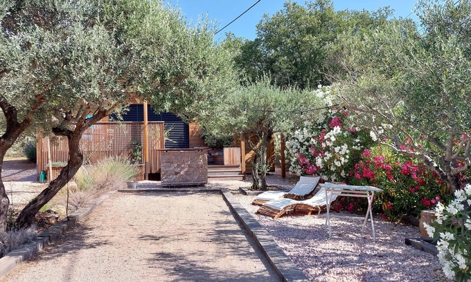 Gareoult House | Cozy Lodge "Les Oliviers" with Oceanview Pool Access