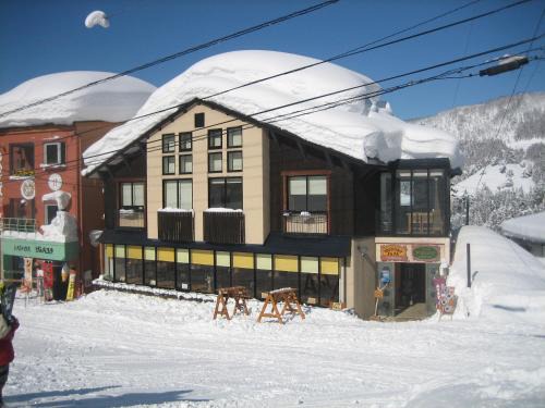 Nozawaonsen Cabin | Discover Lodge Nakajima: Kid-Friendly Retreat with Dining