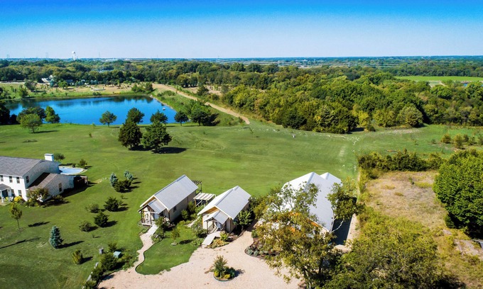 Weston Cabin | Discover Lodge No 1: Scenic Lake Views, Kayaking & Fishing