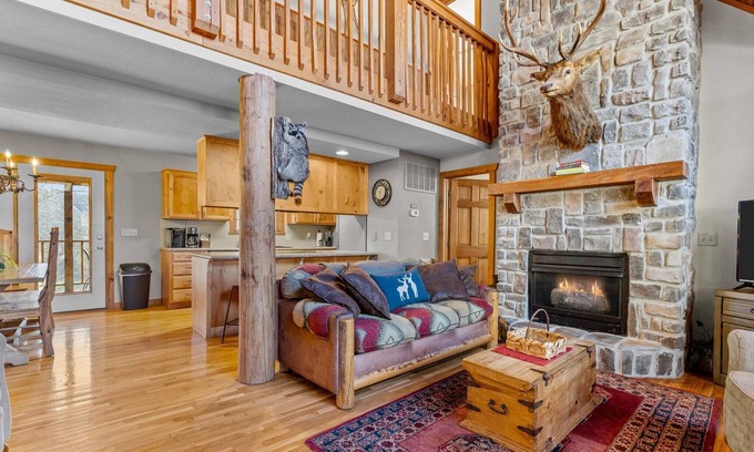 Branson West Cabin | Relaxing Lodge with Pool & Golf Views Near Silver Dollar City