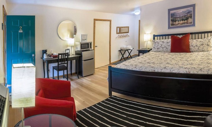 Ashland Hotel | Relaxing Lodge Room with Jacuzzi Tub at Green Springs Inn