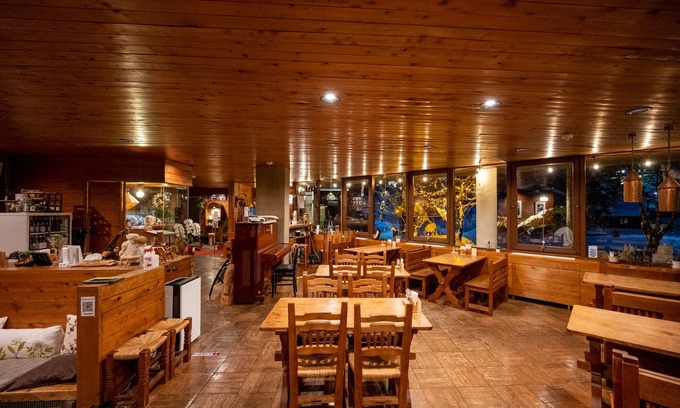 Zaoonsen House | Inviting Lodge Scole: Family-Friendly Stay with Breakfast