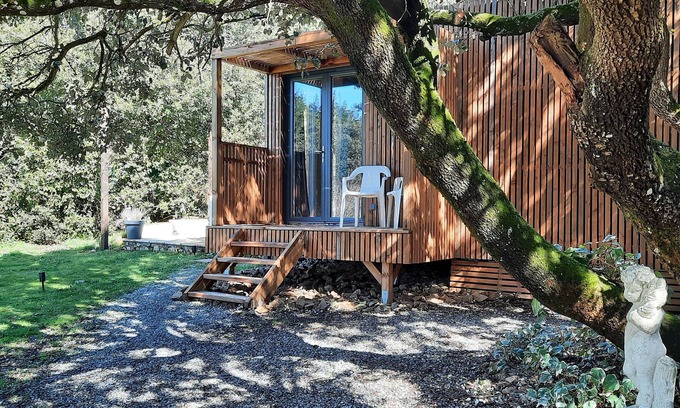 Brousses-et-Villaret Bed & Breakfast | Relaxing Lodge Under Oaks in Montagne Noire, Carcassonne