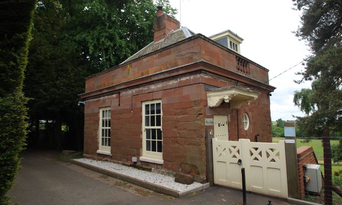 Iverley House | Idyllic Lodge in Picturesque Countryside with Family Amenities