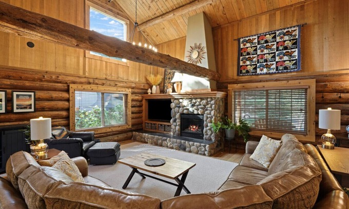 Mountain View House | City Lodge Vibes: Family-Friendly Log Home Retreat