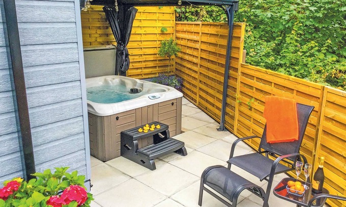 Low Newton Ski Chalet | Cozy Lodge with TV, Spa & Kitchen for Family Getaways