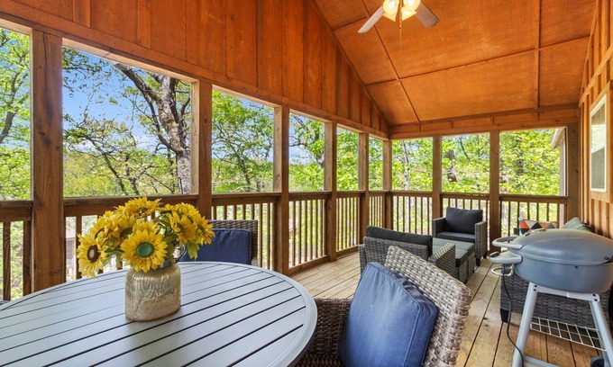 Reeds Spring Cabin | Gated Community Lodge with Golf, Spa & Screened Porch