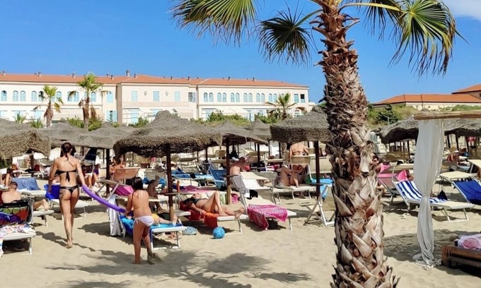 Calambrone Apartment | Seafront Lodge4 with Pool, Family-Friendly on Pisa Coast