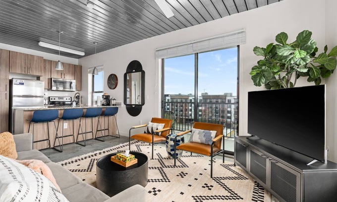 Midtown Apartment | Lodgeur | Chic & airy 2BR loft | Midtown