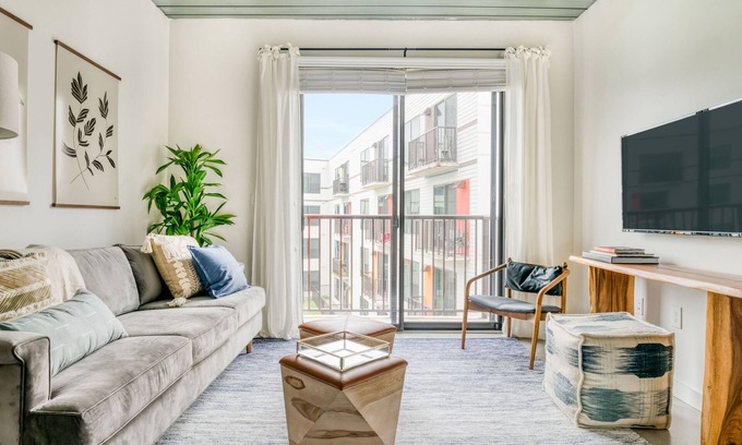 Midtown Apartment | Modern 1BR Loft in Midtown with Pool and Spa Access