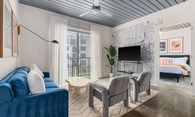 Midtown Apartment | Lodgeur | Stylish 2BR w/pool views | Midtown