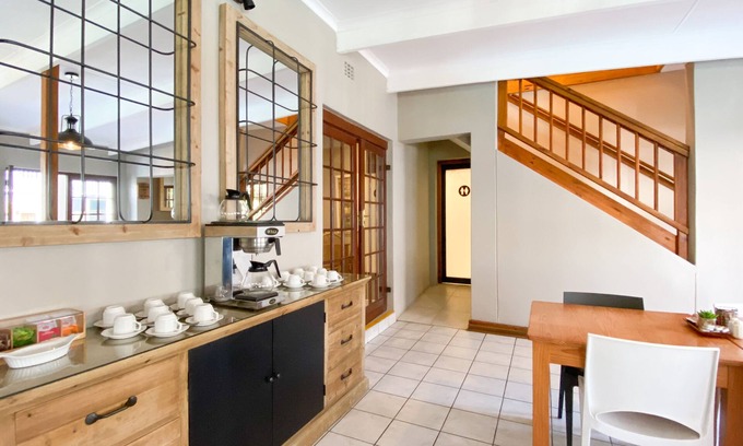 George Central House | Cozy Loerie Guest Lodge: Pool, Breakfast & Family Fun