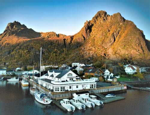 Svolvaer Apartment | Discover Lofoten Rorbuer: Family-Friendly Retreat with Kitchen