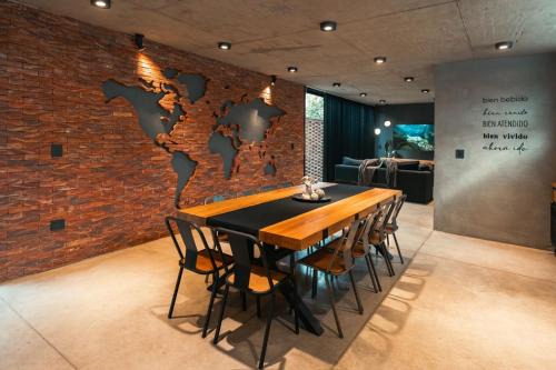 Villa Carlos Paz Apartment | Discover Loft 1930: Oceanfront Escape with Pool & Hot Tub