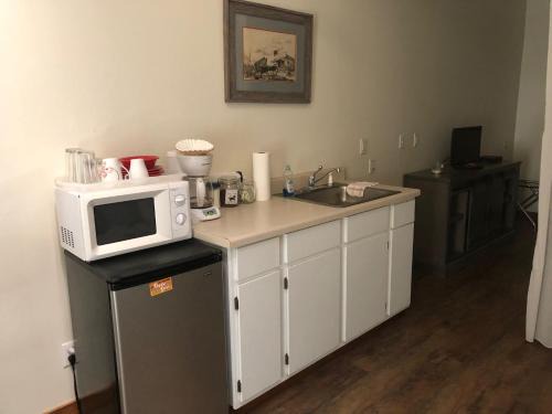 Alpine Apartment | Downtown Loft 3: Pet Friendly with Kitchen Amenities