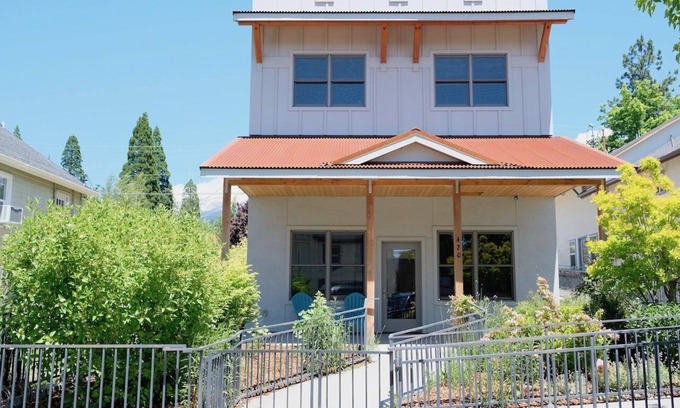 Mount Shasta House | Premier Stay at Loft @ 420 on Chestnut - Breakfast Included