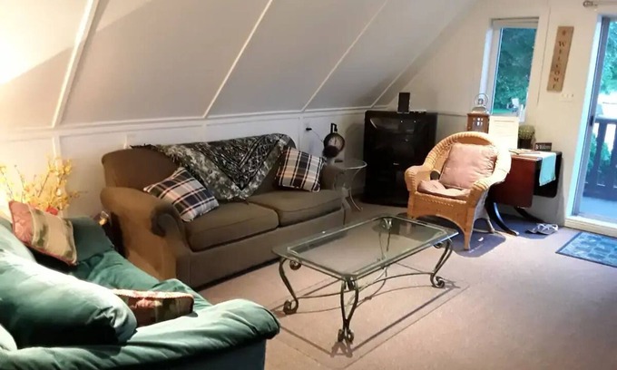 Lancaster Boat Rental | Cozy Loft Above Boathouse with Kitchen Amenities