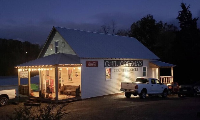 Bean Station Apartment | Unforgettable Loft at the Country Store with Scenic Views