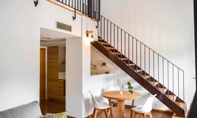 Besalu Apartment | Central Loft Besalú: Cozy Family-Friendly Retreat