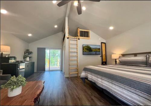 Fruitdale Apartment | Family-Friendly Loft Cabin 3 at Rogue River Resort