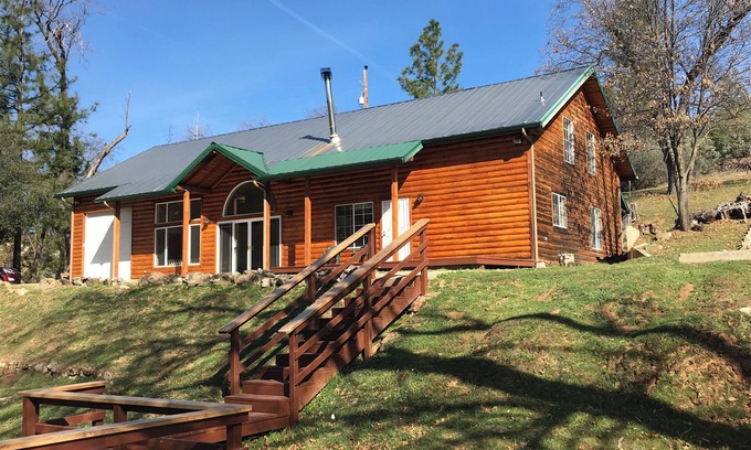 North Fork House | Inviting Loft Cabin with Deck, Pet-Friendly near Bass Lake