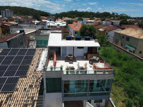 Rio das Ostras Apartment | Pet-Friendly Loft Casa Feliz with Hot Tub & Top Reviews