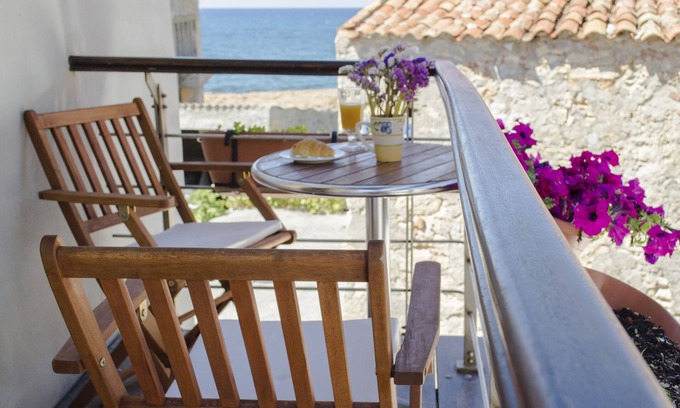 Halepa Villa | Waterfront Loft Chania: Breathtaking Cretan Sea Views