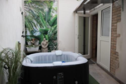 Forli House | Child-Friendly LOFT CON CORTILE with Relaxing Hot Tub