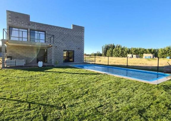 General Roca House | Relaxing Loft with Pool Overlooking Río Negro River