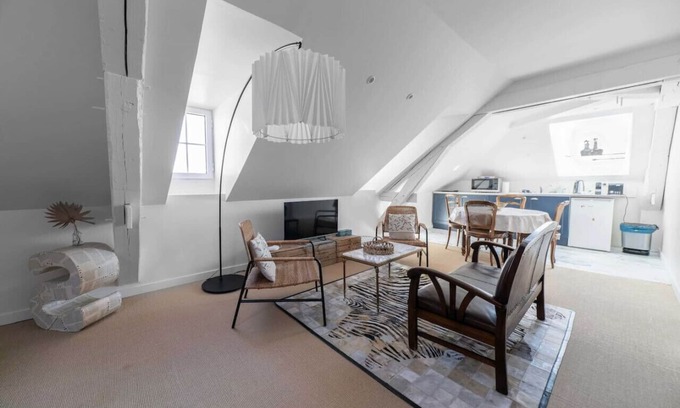 Gannat Apartment | Modern Loft in Downtown with Garden and Parking Access