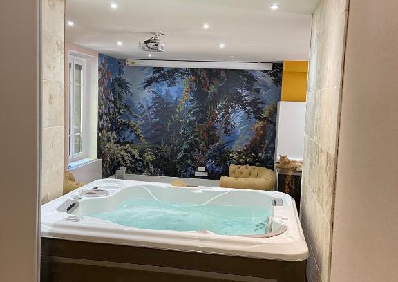 Chamalieres Apartment | Relaxing Loft "Eden" with Hot Tub & Family-Friendly Space