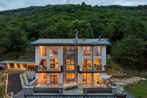 Almenno San Bartolomeo Villa | Experience the Oceanfront Loft: Amore o Psyche Retreat