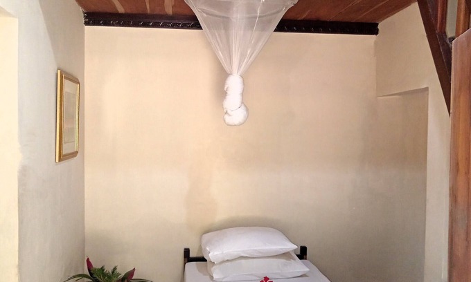 Habarana Cabin | Cozy Loft for 3 at Eagles Wing's Guest House with Ocean View