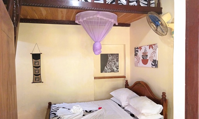 Habarana Cabin | Cozy Loft for 4 at Eagles Wing's Guest House