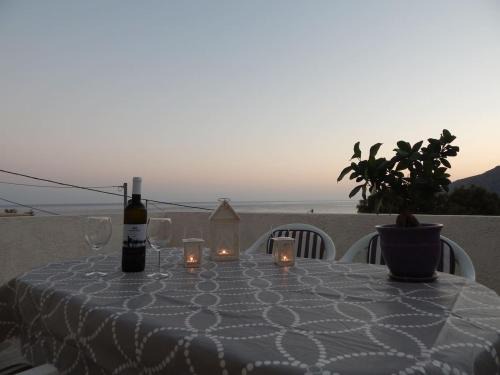 Vlachiana House | Cozy Loft House by the Sea with Oceanfront Dining