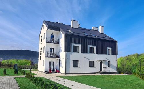 Skhidnytsya House | Budget-Friendly Loft House: Guest Rated 9.7, Family-Safe Stay