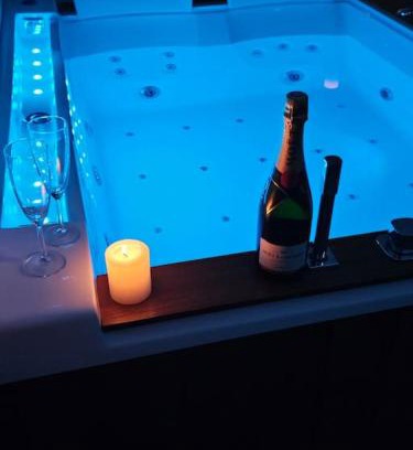 Saint-Valery-en-Caux Apartment | Relaxing Loft with Jacuzzi - Rated 9.1/10 by Guests